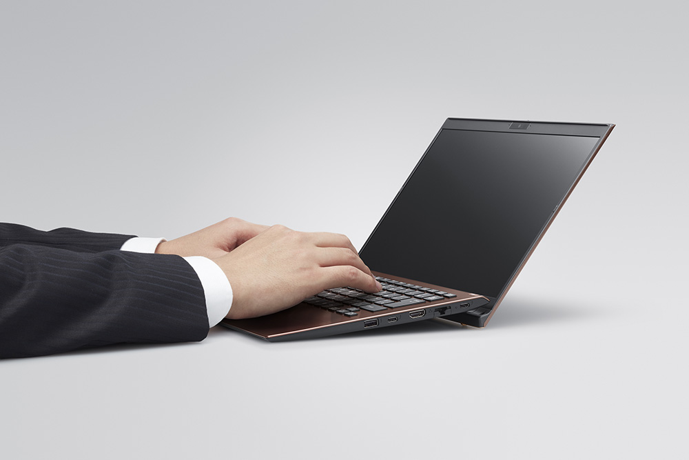 タイピングしやすい角度のつくチルトアップヒンジ機構