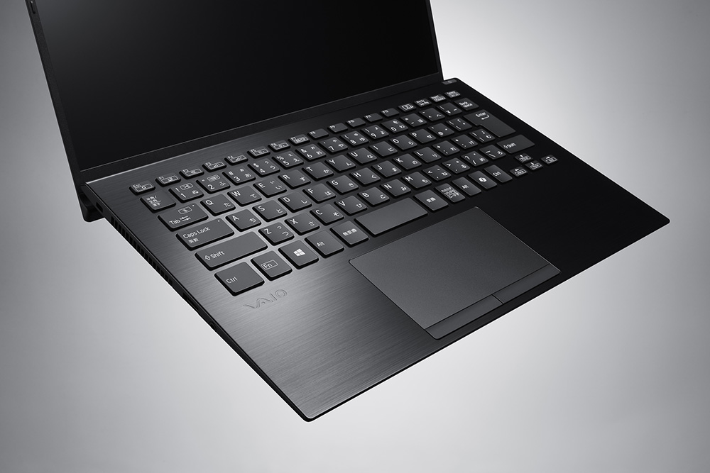 耐久性と美しさを兼ね備えたアルミニウム一枚板のパームレスト